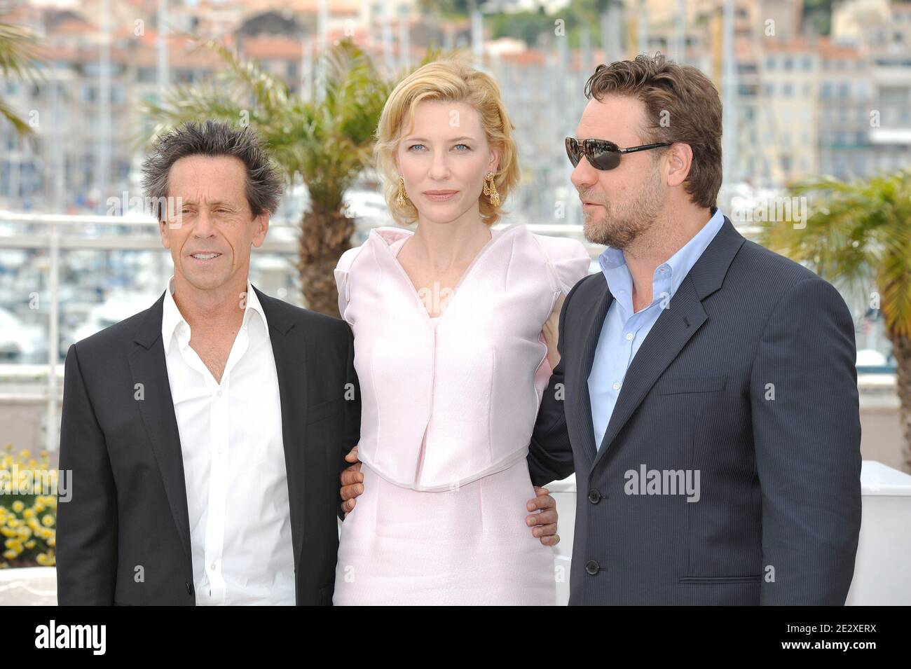 (L-R) il produttore Brian Grazer, Cate Blanchett e Russell Crowe posano ad una fotocellula per il film del regista britannico Ridley Scott "Robin Hood", presentato fuori concorso al 63° Festival di Cannes, a Cannes, Francia meridionale, il 12 maggio 2010. Foto di Hahn-Nebinger-Orban/ABACAPRESS.COM Foto Stock