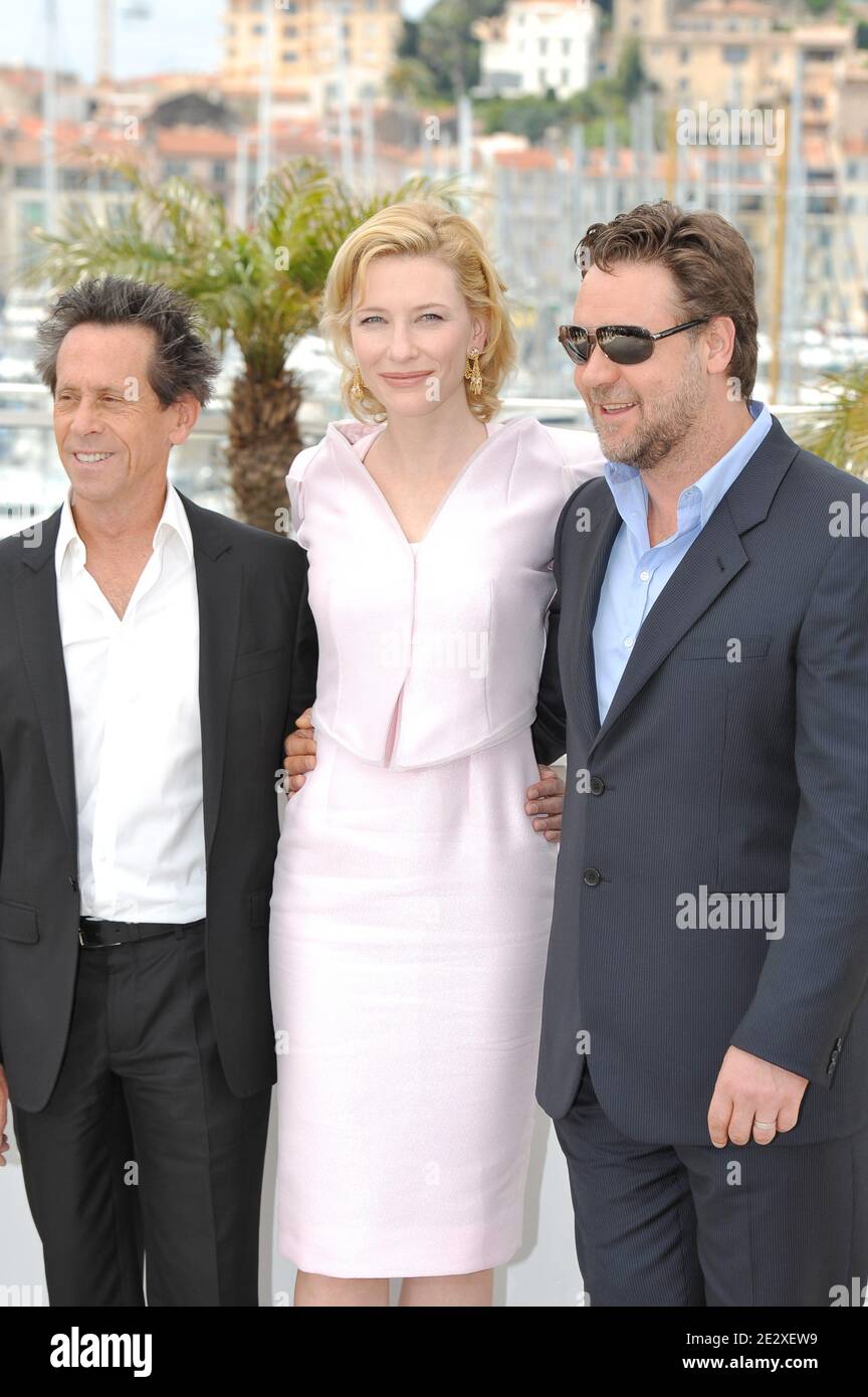 (L-R) il produttore Brian Grazer, Cate Blanchett e Russell Crowe posano ad una fotocellula per il film del regista britannico Ridley Scott "Robin Hood", presentato fuori concorso al 63° Festival di Cannes, a Cannes, Francia meridionale, il 12 maggio 2010. Foto di Hahn-Nebinger-Orban/ABACAPRESS.COM Foto Stock