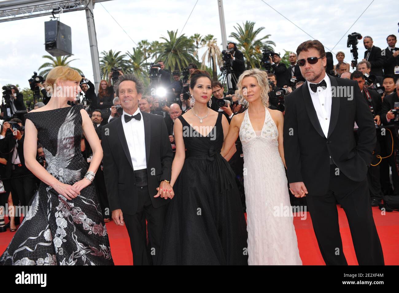 Cate Blanchett, Brian Grazer, Russell Crowe e la moglie Danielle Spencer che arrivano alla prima di Ridley Scott's Robin Hood, hanno presentato fuori concorso e hanno aperto il 12 maggio 2010 il Festival del Cinema di Cannes. Foto di Hahn-Nebinger-Orban/ABACAPRESS.COM Foto Stock