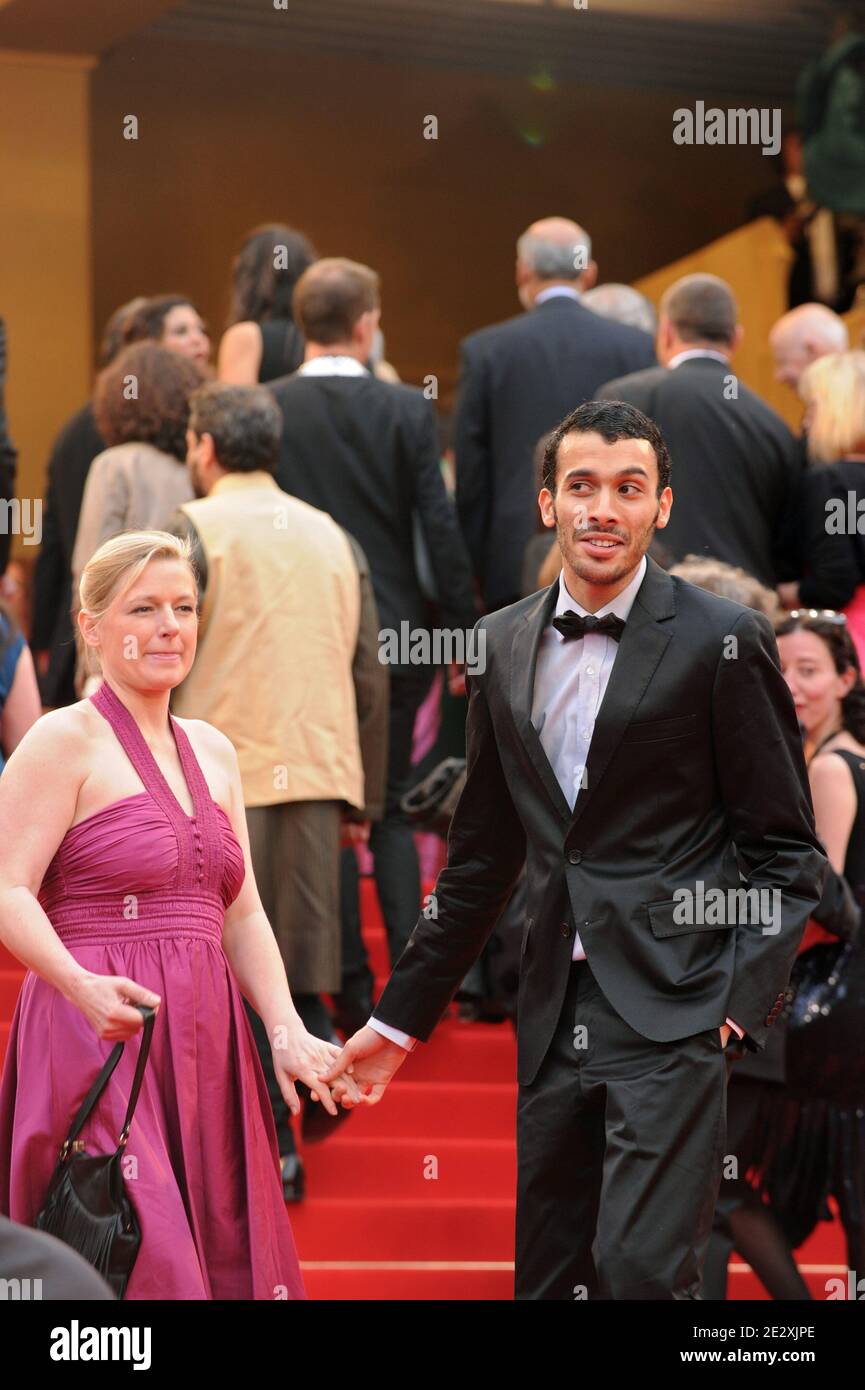 L'umorista francese Mustapha El Atrassi e la sua amica, la giornalista di Canal Plus Anne Elisabeth Lemoine arrivano per la proiezione dell'ultimo film di Woody Allen "You Will Meet a Tall Dark Stranger", a Cannes, nel sud della Francia, il 15 maggio 2010. Foto di Ammar Abd Rabbo/ABACAPRESS.COM Foto Stock