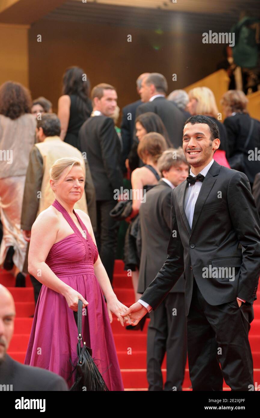 L'umorista francese Mustapha El Atrassi e la sua amica, la giornalista di Canal Plus Anne Elisabeth Lemoine arrivano per la proiezione dell'ultimo film di Woody Allen "You Will Meet a Tall Dark Stranger", a Cannes, nel sud della Francia, il 15 maggio 2010. Foto di Ammar Abd Rabbo/ABACAPRESS.COM Foto Stock