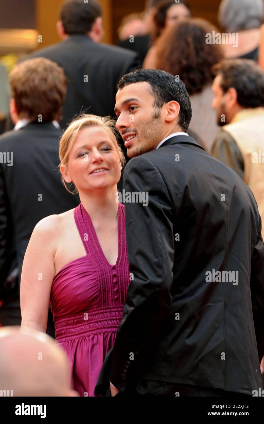 L'umorista francese Mustapha El Atrassi e la sua amica, la giornalista di Canal Plus Anne Elisabeth Lemoine arrivano per la proiezione dell'ultimo film di Woody Allen "You Will Meet a Tall Dark Stranger", a Cannes, nel sud della Francia, il 15 maggio 2010. Foto di Ammar Abd Rabbo/ABACAPRESS.COM Foto Stock