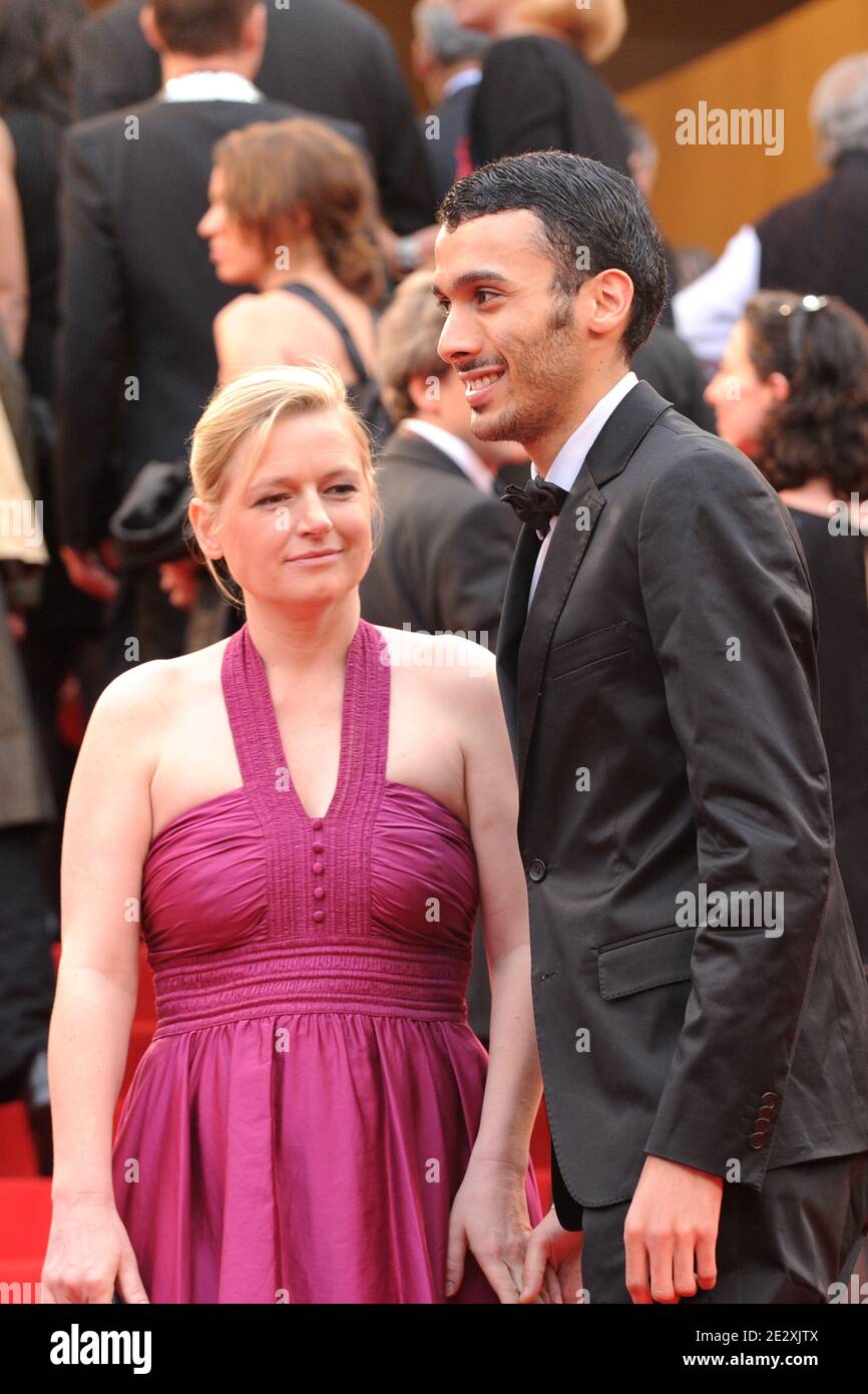 L'umorista francese Mustapha El Atrassi e la sua amica, la giornalista di Canal Plus Anne Elisabeth Lemoine arrivano per la proiezione dell'ultimo film di Woody Allen "You Will Meet a Tall Dark Stranger", a Cannes, nel sud della Francia, il 15 maggio 2010. Foto di Ammar Abd Rabbo/ABACAPRESS.COM Foto Stock