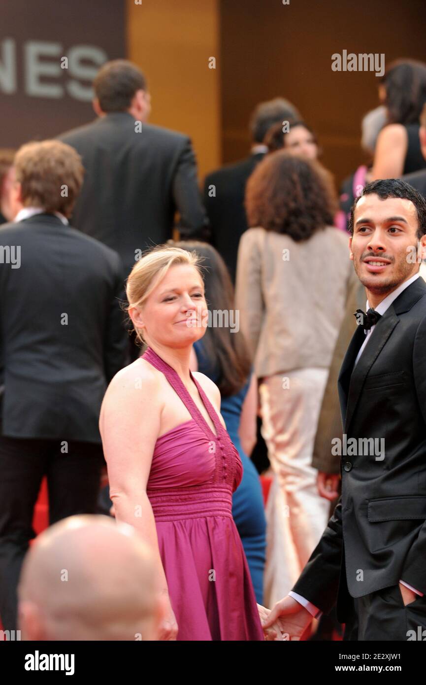L'umorista francese Mustapha El Atrassi e la sua amica, la giornalista di Canal Plus Anne Elisabeth Lemoine arrivano per la proiezione dell'ultimo film di Woody Allen "You Will Meet a Tall Dark Stranger", a Cannes, nel sud della Francia, il 15 maggio 2010. Foto di Ammar Abd Rabbo/ABACAPRESS.COM Foto Stock