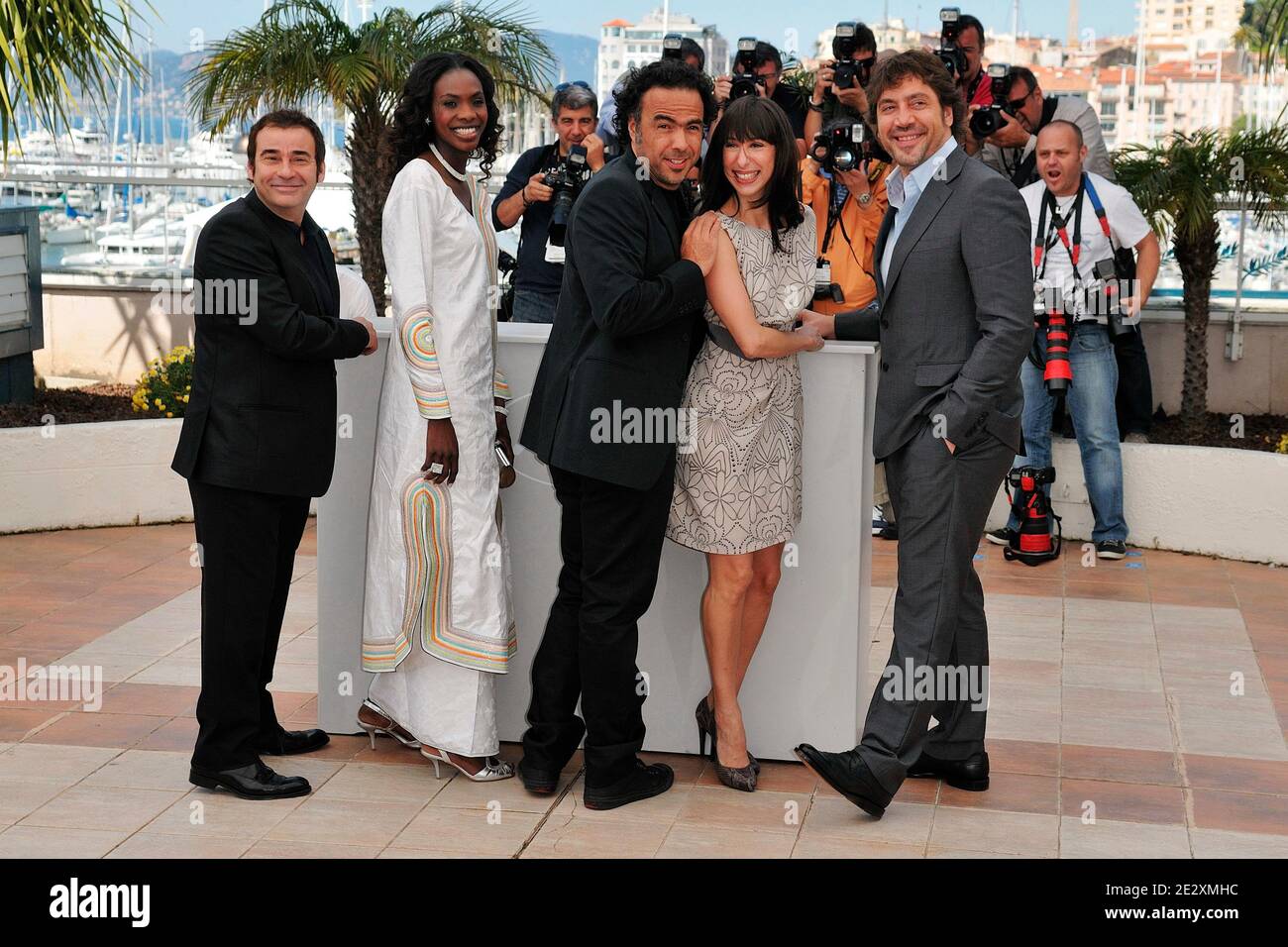 (L-R) Eduard Fernandez, Diaryatou Daff, regista Alejandro Gonzalez Inarritu, Maricel Alvarez e Javier Bardem alla fotocellula del film di Inarritu 'il Biutiful', al Palais des Festivals durante il 63o Festival di Cannes, Francia meridionale, il 17 maggio 2010. Foto di Nicolas Genin/ABACAPRESS.COM Foto Stock