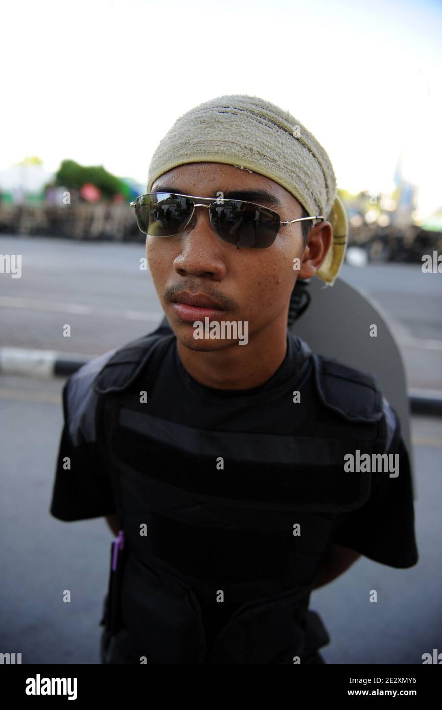 Una camicia rossa tailandese anti-governo guardia di un campo di camicia rossa nel quartiere Ratchaprasong a Bangkok, Thailandia il 9 maggio 2010. Le Camicie rosse hanno accettato un piano di riconciliazione proposto dal primo ministro Abhisit Vejjajiva, che prevede lo scioglimento del Parlamento e nuove elezioni in novembre; Ma il leader di protesta Nattawut Saikua dice che non lasceranno il loro campo nel quartiere commerciale centrale di Bangkok fino a quando il governo non avrà accettato la responsabilità di uno scontro con le truppe in aprile che ha ucciso 26 persone, e tornato in aria il canale People's Television. Il governo ha accettato Foto Stock