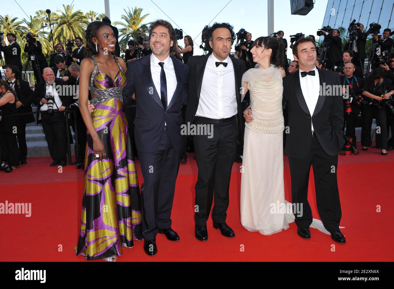 Diaryatou Daff, Javier Bardem, Alejandro Gonzalez Inarritu, Maricel Alvarez, Eduard Fernadez arriva alla proiezione di 'Biutiful' presentata in concorso durante il 63esimo Festival di Cannes, Francia meridionale, il 17 maggio 2010. Foto di Hahn-Nebinger-Orban/ABACAPRESS.COM Foto Stock