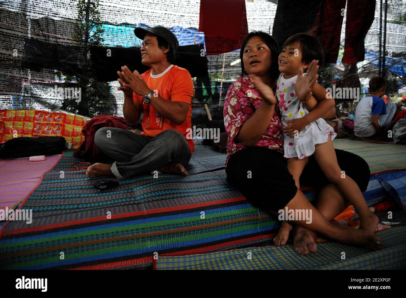 Le famiglie dei manifestanti anti anti anti-governativi con camicia rossa vivono in un campo a Ratchaprasong a Bangkok, Thailandia, il 4 maggio 2010. Foto di Pierre Meunie/ABACAPRESS.COM Foto Stock