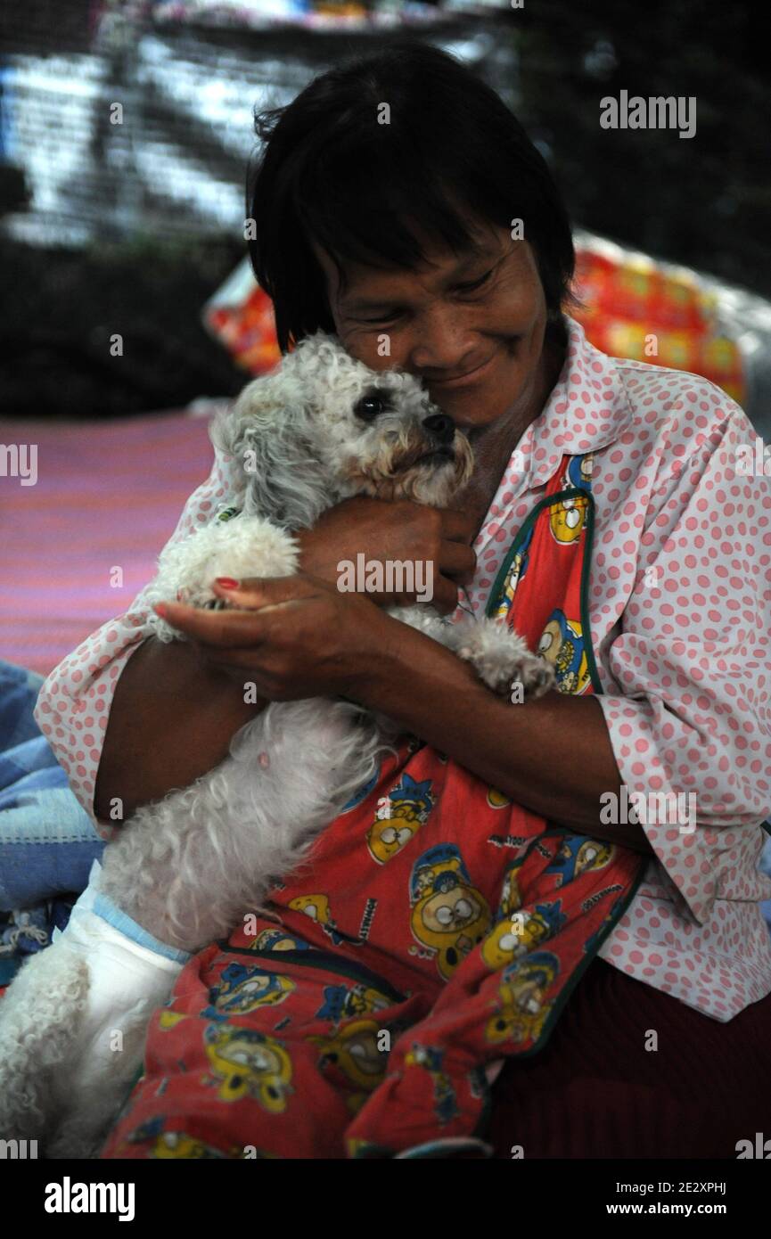 Una donna è raffigurata in un campo dove le famiglie dei manifestanti anti anti anti-governo della camicia rossa vivono a Ratchaprasong a Bangkok, Thailandia, il 5 maggio 2010. Foto di Pierre Meunie/ABACAPRESS.COM Foto Stock