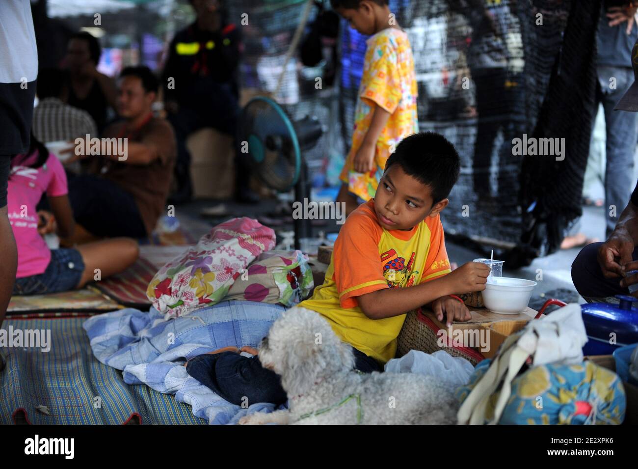 Un ragazzino è raffigurato in un campo dove le famiglie dei manifestanti anti anti-governo della camicia rossa vivono a Ratchaprasong a Bangkok, Thailandia, il 5 maggio 2010. Foto di Pierre Meunie/ABACAPRESS.COM Foto Stock