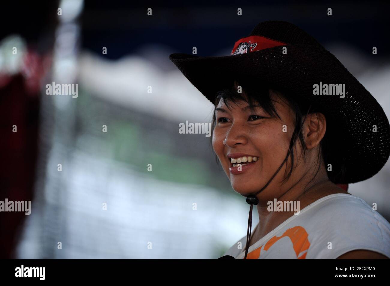 Una donna è raffigurata in un campo dove le famiglie dei manifestanti anti anti anti-governo della camicia rossa vivono a Ratchaprasong a Bangkok, Thailandia, il 5 maggio 2010. Foto di Pierre Meunie/ABACAPRESS.COM Foto Stock