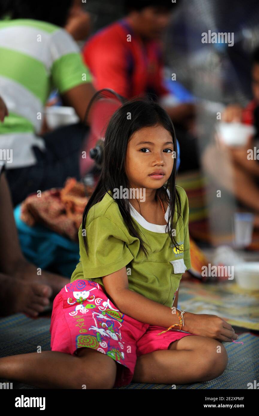 Una bambina è raffigurata in un campo dove le famiglie dei manifestanti anti anti anti-governo della camicia rossa vivono a Ratchaprasong a Bangkok, Thailandia, il 5 maggio 2010. Foto di Pierre Meunie/ABACAPRESS.COM Foto Stock