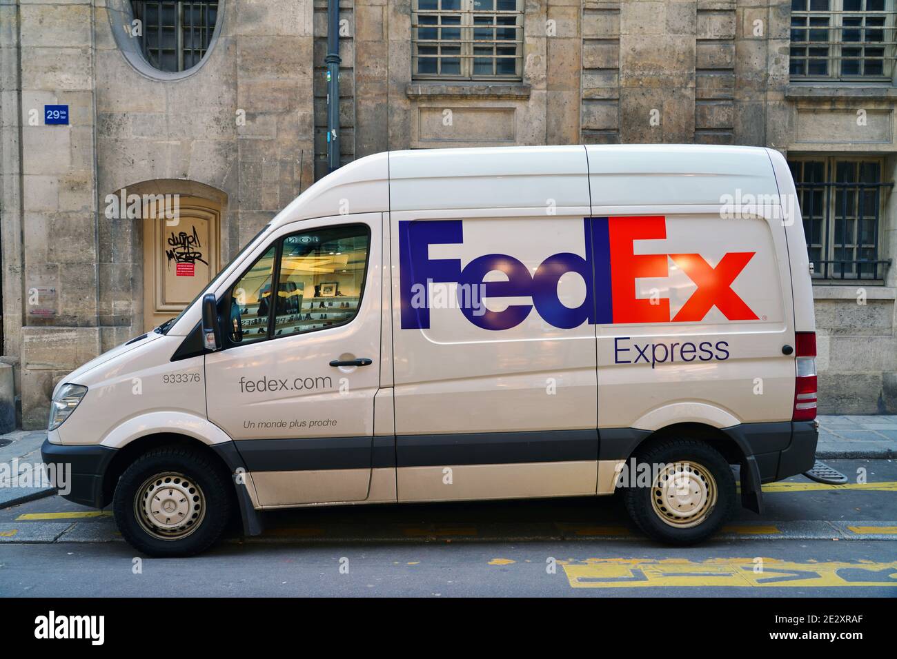 PARIGI, FRANCIA -5 GENNAIO 2021- Vista di un furgone FedEx sulla strada a Parigi, Francia. Foto Stock