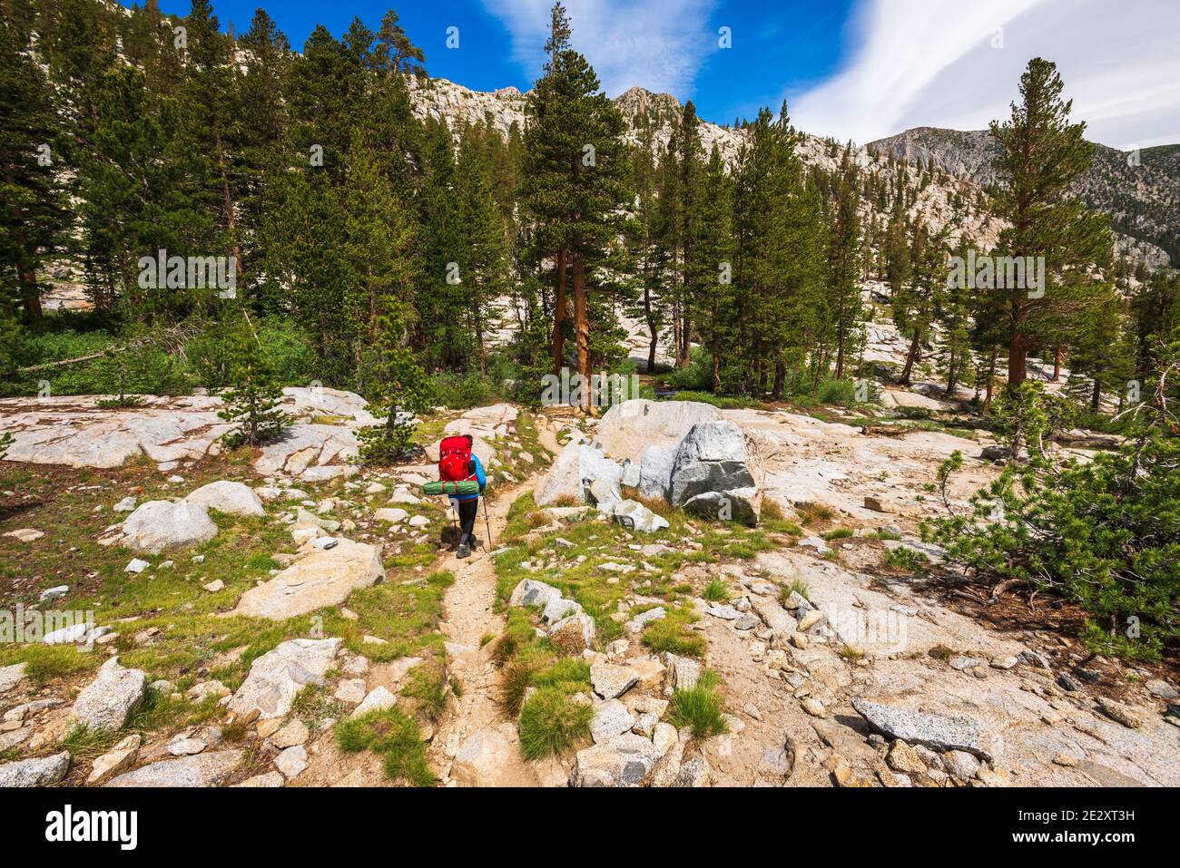 Backpacker sul sentiero Treasure Lakes sopra South Lake, John Muir Wilderness, Sierra Nevada Mountains, California USA Foto Stock