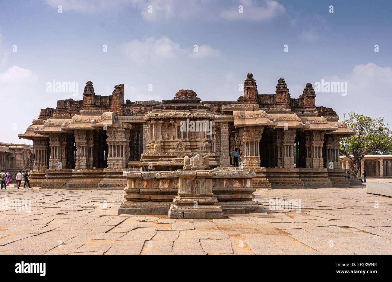 Hampi, Karnataka, India - 5 novembre 2013: Tempio Vijaya Vitthala. Santuario principale in pietra brownstone con sala del mandapam vista dal cortile centrale sotto blu Foto Stock