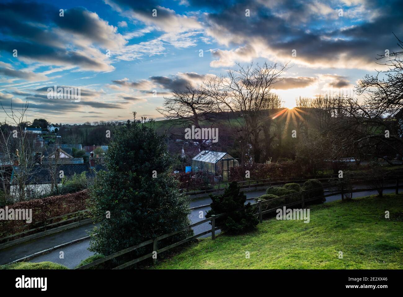 Il sole che si trova sull'East Budleigh Village. Foto Stock
