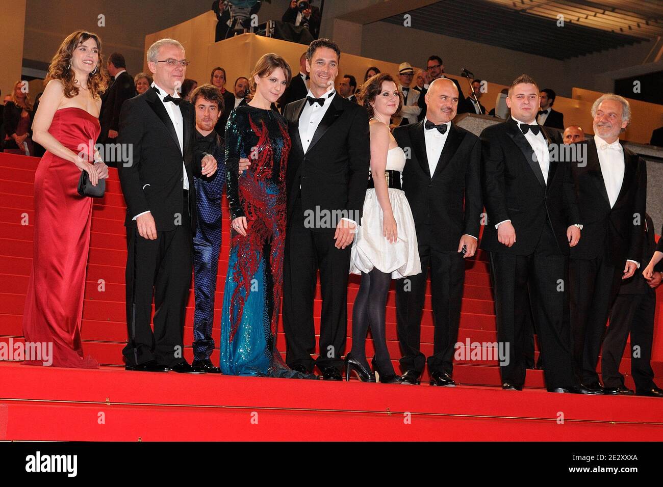 L'attore italiano Giorgio Colangeli, l'attrice italiana Alina Berzenteanu, l'attore italiano Marius Ignat, l'attrice italiana Isabella Ragonese, il regista italiano Daniele Luchetti, l'attrice italiana Stefania Montorsi e l'attore italiano Raoul Bova in arrivo per la proiezione di 'la nostra vita' presentata in concorso durante il 63° Festival di Cannes, Francia il 20 maggio 2010. Foto di Nicolas Genin/ABACAPRESS.COM Foto Stock