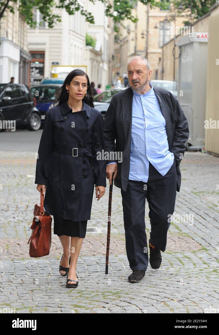 Jean-Claude Carriere e la moglie Nahal Tajadod assistono ad una cerimonia religiosa per i funerali dell'editore Robert Laffont alla chiesa di Saint Sulpice a Parigi, Francia, il 26 maggio 2010. Foto di Ammar Abd Rabbo/ABACAPRESS.COM Foto Stock