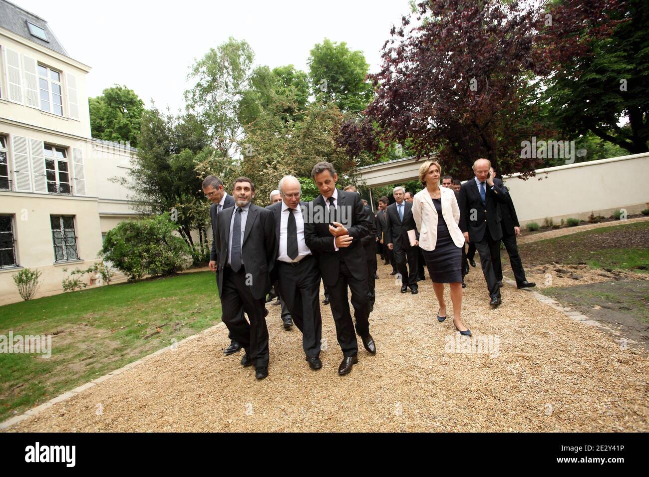 Il presidente francese Nicolas Sarkozy, affiancato dal presidente della Federazione protestante francese Claude Baty, dal ministro francese dell'istruzione superiore e della ricerca Valerie Pecresse, dal ministro francese degli interni, dei dipartimenti d'oltremare e dell'amministrazione territoriale Brice Hortefeux, visita l'istituto teologico protestante di Parigi, in Francia, il 27 maggio 2010. Nicolas Sarkozy è venuto a inaugurare Paul Ricoeur restaurata strutture dell'istituto teologico protestante, che salutano gli studenti di teologia, protestante o no. Foto di Denis/piscina/ABACAPRESS.COM Foto Stock