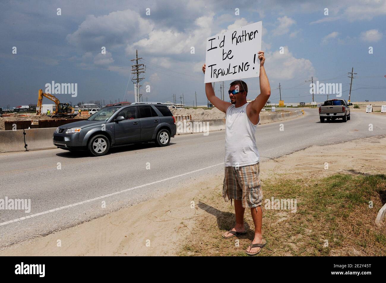 'Un uomo ha un segno scritto a mano, bianco con lettere nere: ''preferirei essere a strascico''sul lato della strada, maggio i28 2010, a Grand Isle, LA, USA. Mentre BP cerca di fermare la fuga di petrolio con un metodo "top kill", la costa della Louisiana si sta gettando dagli effetti del continuo gusher. Foto di Olivier Douliery /ABACAPRESS.COM ' Foto Stock