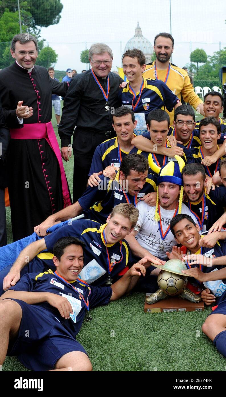 Finale di 'Clericus Cup' davanti alla Basilica di San Pietro : la squadra Redemptoris Mater ha battuto i Martiri nordamericani 1-0 vincendo per la terza volta il campionato di calcio Vaticano, a Roma, Italia, il 29 maggio 2010. Il concorso ( una sorta di Coppa del mondo della Chiesa cattolica) è stato lanciato nel 2007 dal Vaticano per promuovere una cultura sportiva nella Chiesa. Le squadre sono probabilmente costituite da sacerdoti tirocinanti, che studiano presso le varie Università pontificie di Roma.invece di paesi messi l'uno contro l'altro, il Vaticano ha visto la possibilità per i lealtà nazionali di scomparire come Foto Stock