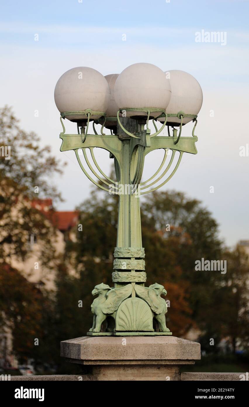 Originale lampada a gas con parapetto drago sul famoso Ponte del Drago A Lubiana Foto Stock