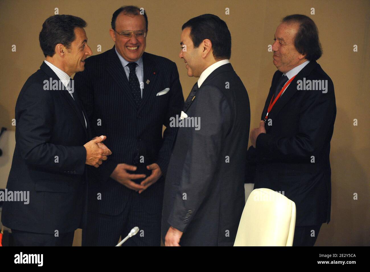 Il presidente francese Nicolas Sarkozy parla con il principe Morrocano Moulay Rachid durante la sessione di apertura del 25° vertice Africa-Francia presso il Palazzo dei Congressi di Nizza, Francia meridionale, il 31 maggio 2010. Questo vertice di due giorni, cui hanno partecipato il presidente francese Nicolas Sarkozy e 38 leader africani, è destinato a rinnovare i legami franco-africani e a arruolare le imprese francesi in via di sviluppo. Foto di Elodie Gregoire/ABACAPRESS.COM Foto Stock