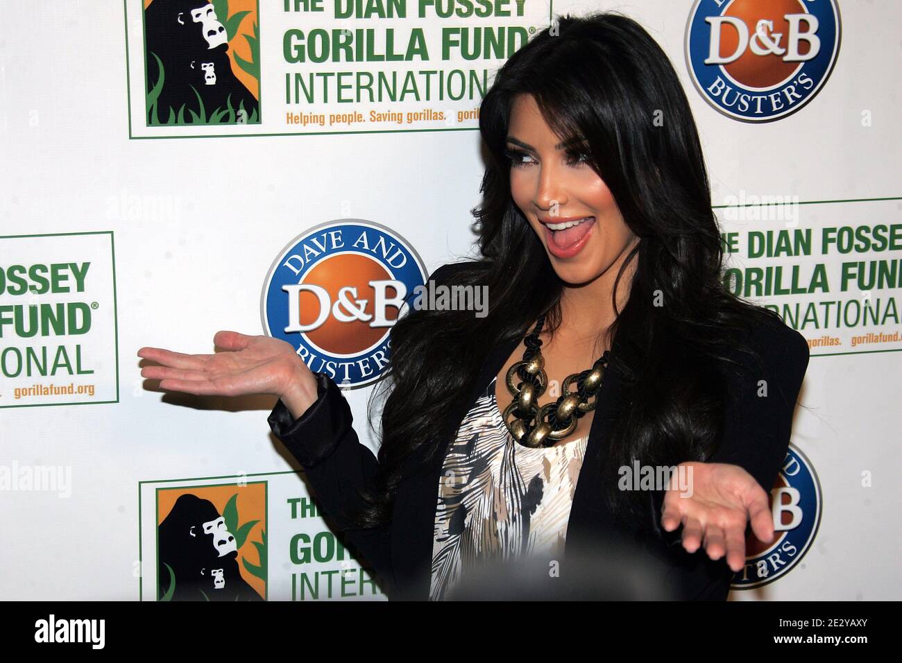Kim Kardashian partecipa al Torneo di ballo di Skee di Celebrity a beneficio del Dian Fossey Gorilla Fund International a Dave & Busters a Times Square, New York, NY il 9 giugno 2010. Foto di Charles Guerin/ABACAPRESS.COM Foto Stock