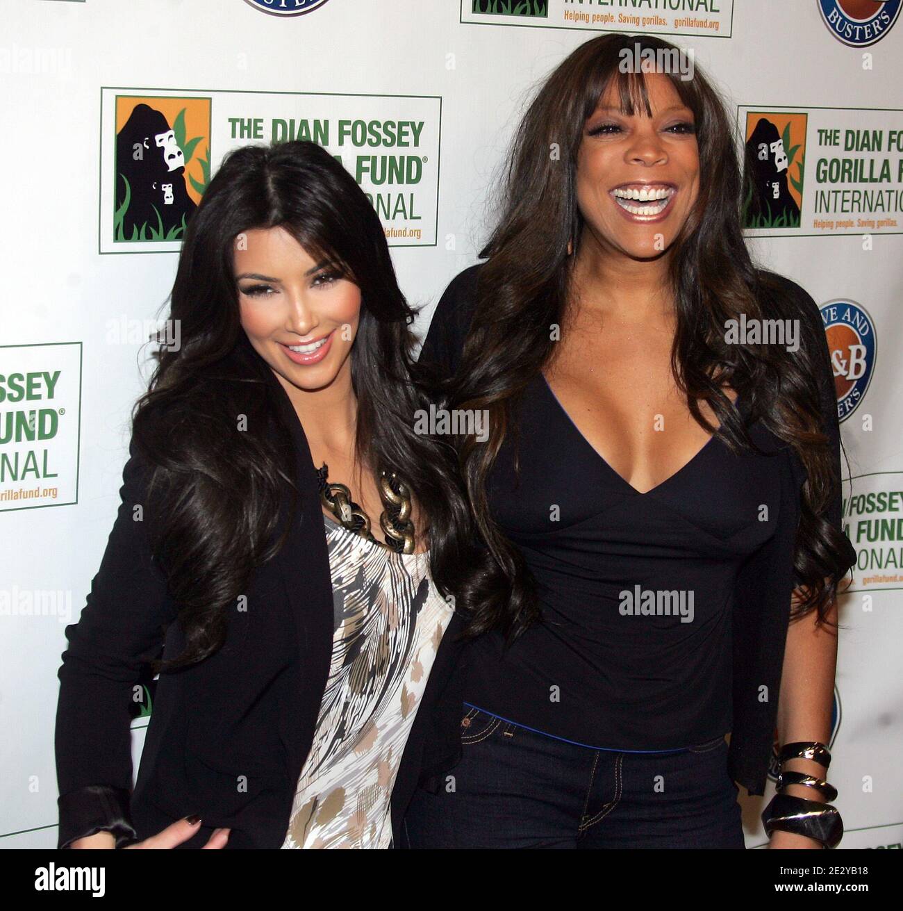 Kim Kardashian e Wendy Williams partecipano al Torneo Celebrity Skee Ball per beneficiare del Dian Fossey Gorilla Fund International a Dave & Busters a Times Square, New York, NY il 9 giugno 2010. Foto di Charles Guerin/ABACAPRESS.COM Foto Stock