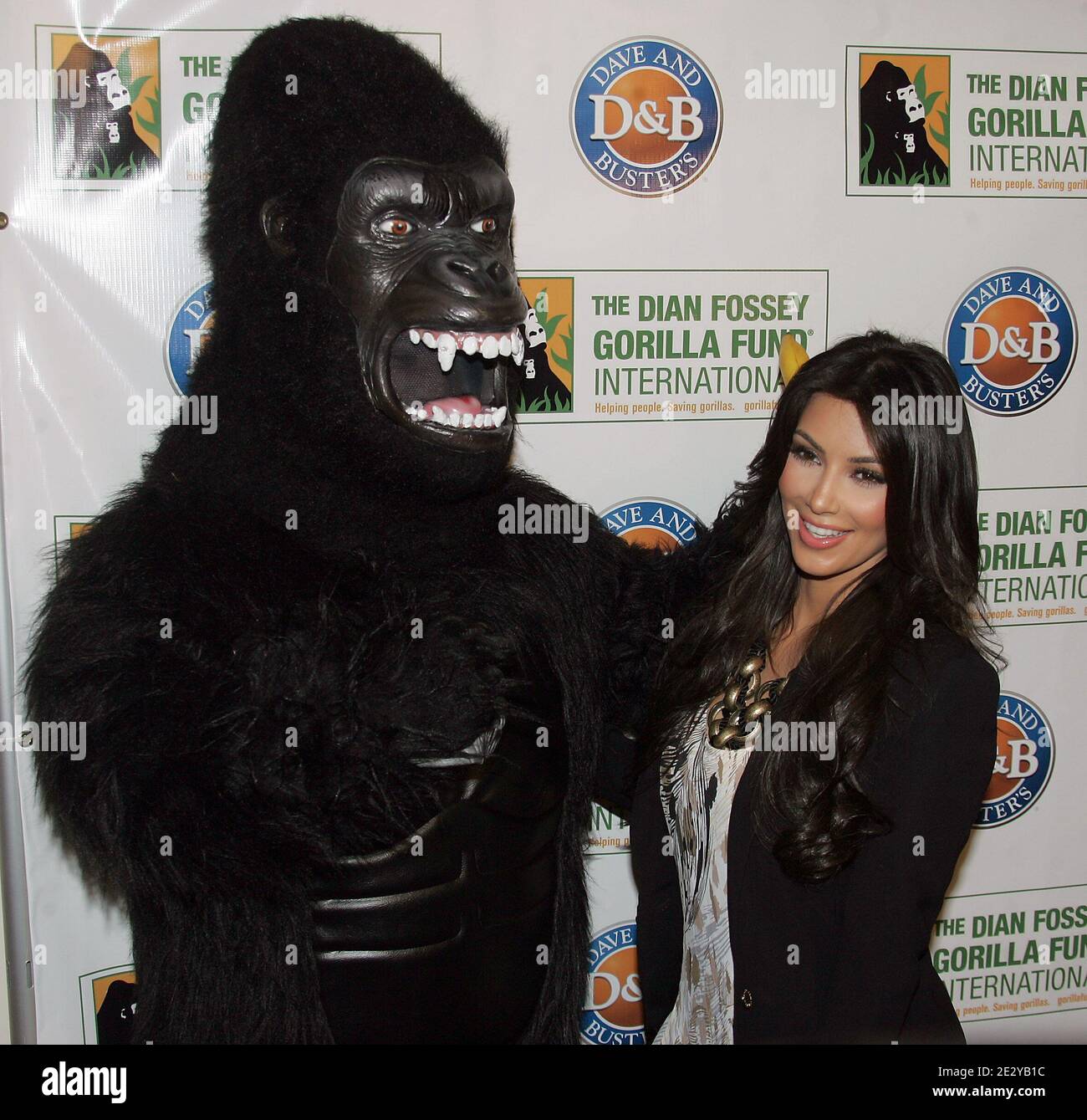 Kim Kardashian partecipa al Torneo di ballo di Skee di Celebrity a beneficio del Dian Fossey Gorilla Fund International a Dave & Busters a Times Square, New York, NY il 9 giugno 2010. Foto di Charles Guerin/ABACAPRESS.COM Foto Stock