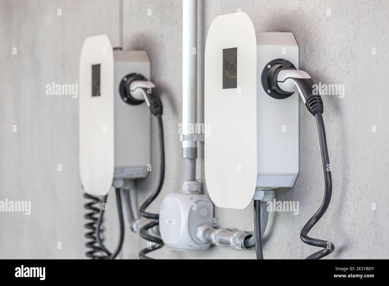 caricatore elettrico su parete in cemento Foto Stock