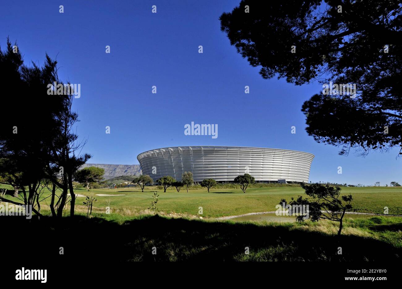 Atmosfera con i tifosi vicino al Green Point Stadium di Capetown, Sud Africa, il 11 giugno 2010. La Francia suonerà l'Uruguay a Capetown nella sua partita di apertura del gruppo A il 11 giugno, il Messico a Polokwane il 17 giugno e il Sudafrica a Bloemfontein il 22 giugno. Foto di Christophe Guibbaud/Cameleon/ABACAPRESS.COM Foto Stock