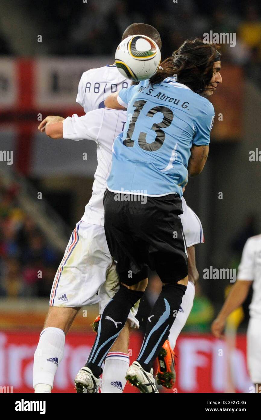 Francia Eric Abidal lotta per la palla con l'Uruguay Sebastian Abreu  durante la partita di calcio Coppa del mondo 2010, Gruppo A, Francia  (nazionale di calcio francese) contro Uruguay della Coppa del