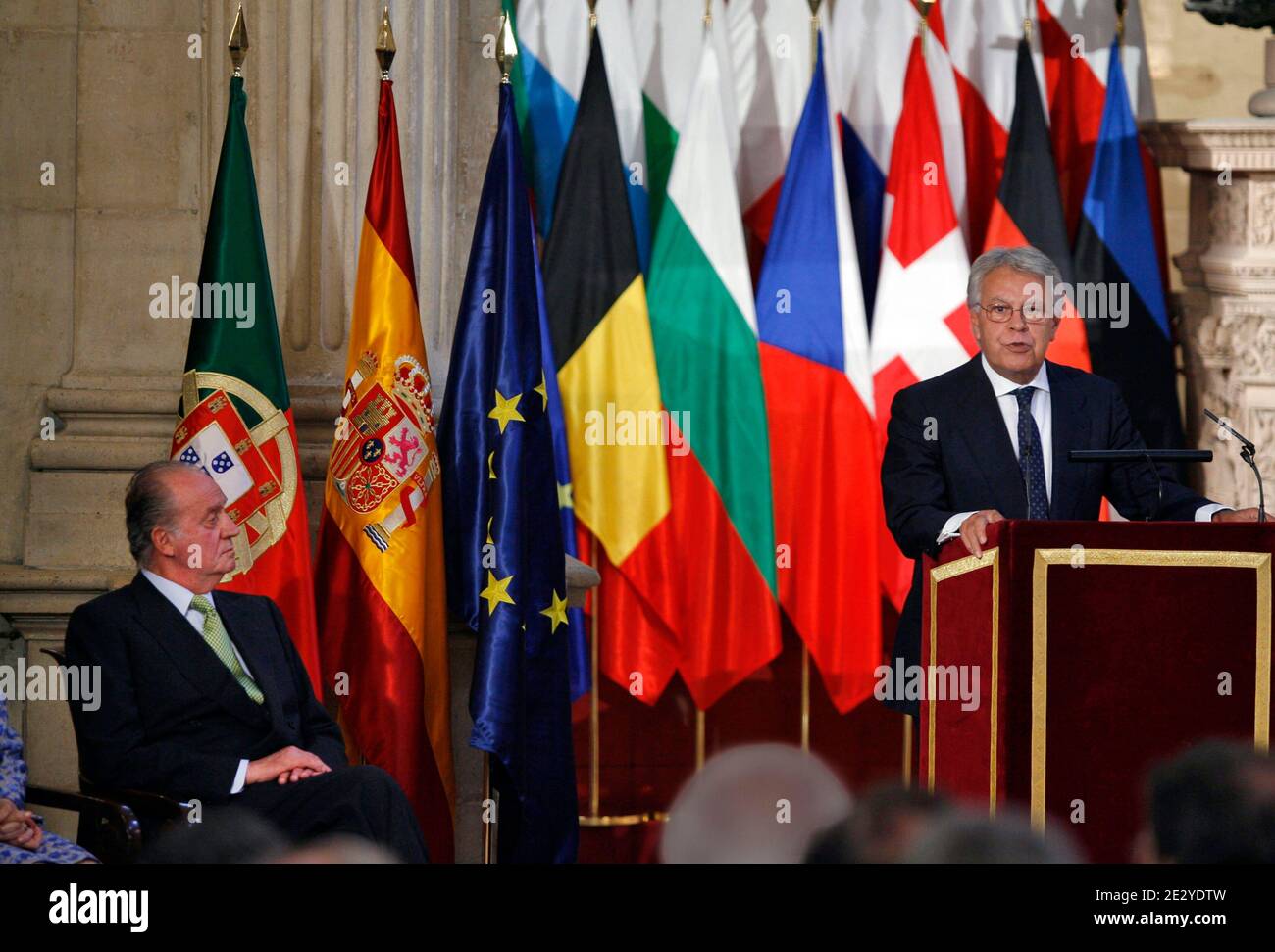 L'ex primo ministro spagnolo Felipe Gonzalez ha pronunciato il suo discorso in occasione del 25° anniversario della firma dell'adesione della Spagna e del Portogallo all'Unione europea, presso il Palazzo reale di Madrid, in Spagna, il 12 giugno 2010. Foto di Almagro/ABACAPRESS.COM Foto Stock