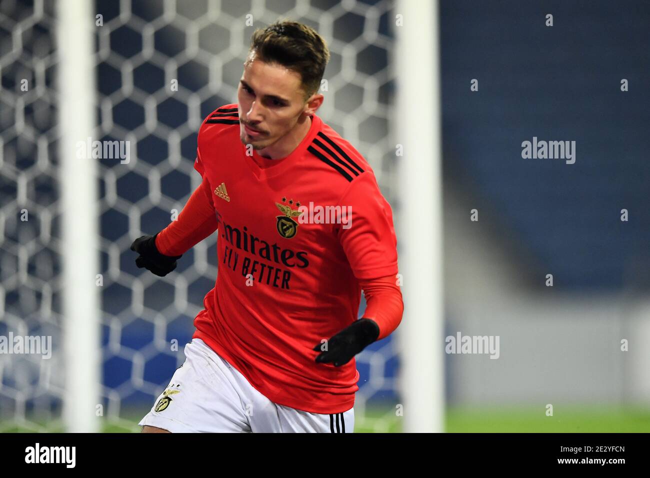 15 gennaio 2021; Stadio Dragao, Porto, Portogallo; Campionato Portoghese 2020/2021, FC Porto contro Benfica; Alejandro Grimaldo di Benfica celebra il suo obiettivo nel 17° minuto 0-1 Foto Stock