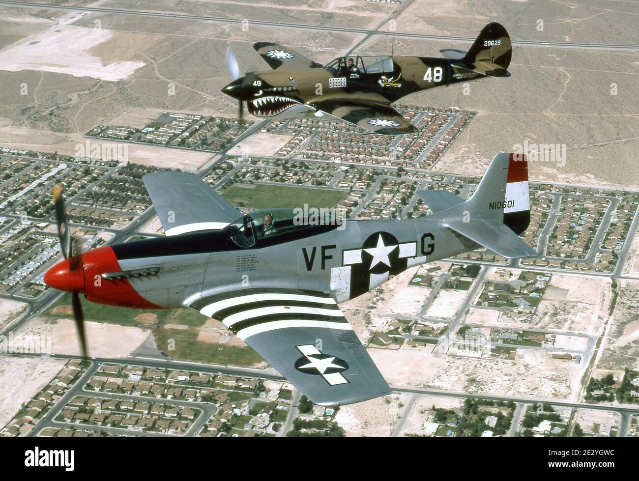 Il generale Chuck Yeager e il generale Joe Engle che volano i combattenti della seconda guerra mondiale. Foto Stock