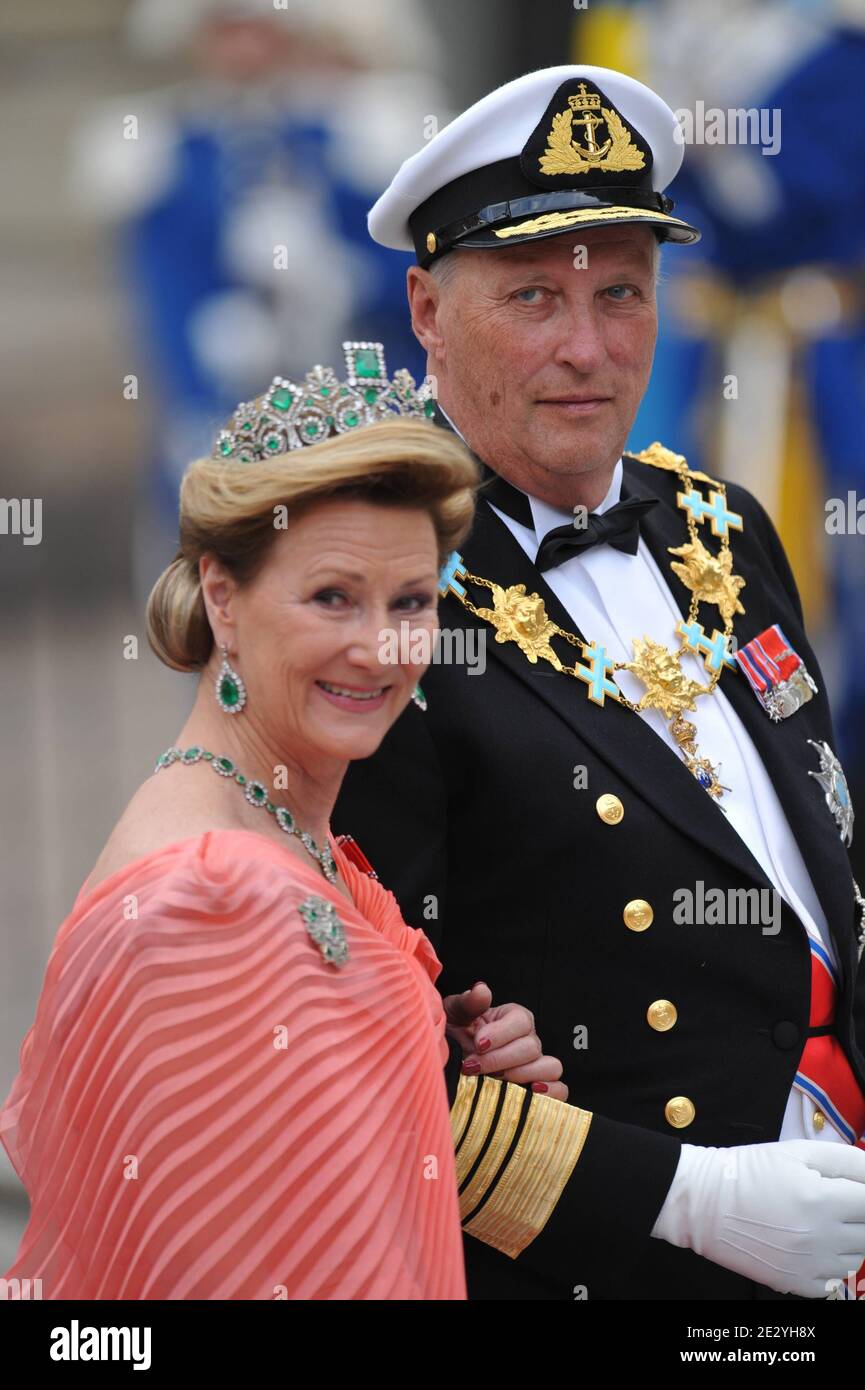 S.M. re Harald V di Norvegia e S.M. la regina Sonja di Norvegia che arrivò alla cattedrale di Storkyrkan per il matrimonio della principessa della Corona Vittoria di Svezia e Daniel Westling a Stoccolma, Svezia, il 19 giugno 2010. Foto di Mousse-Nebinger-Orban/ABACAPRESS.COM Foto Stock