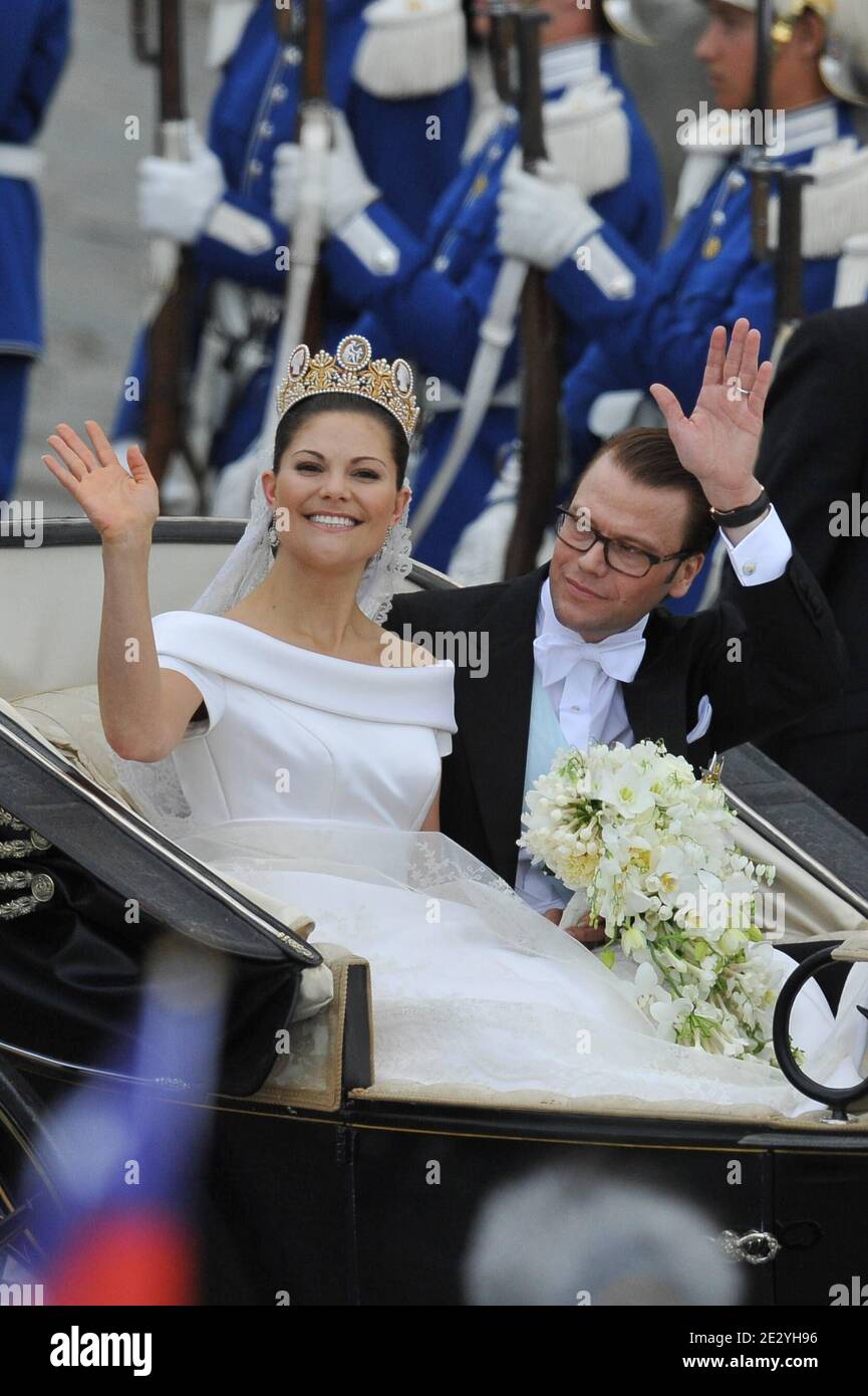 Il 2010 giugno la coppia di sposi Crown Princess, la principessa Vittoria di Svezia e il principe Daniele di Svezia si imbarca su una carrozza reale attraverso la città di Stoccolma, Svezia. Foto di Mousse-Nebinger-Orban/ABACAPRESS.COM Foto Stock