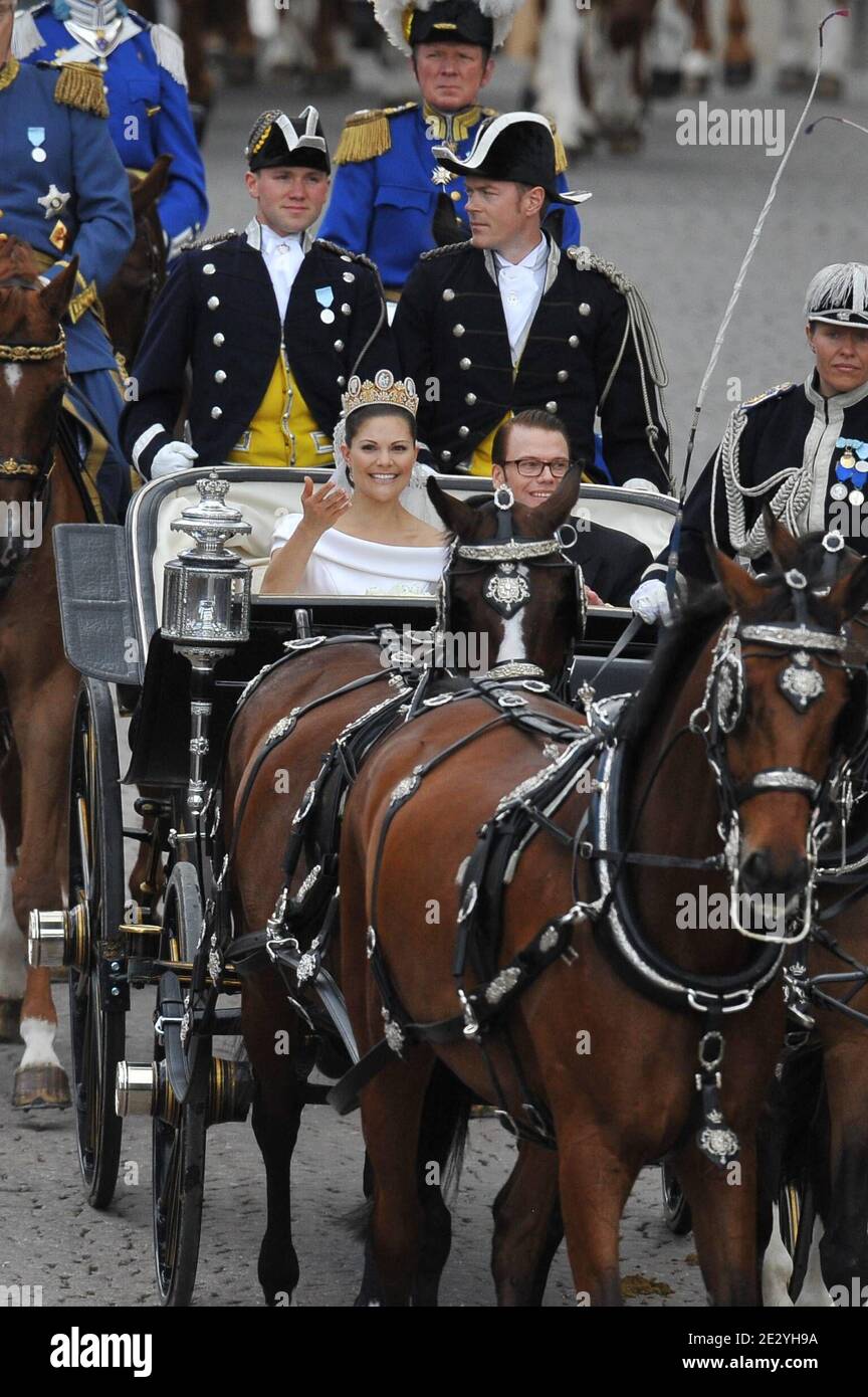 Il 2010 giugno la coppia di sposi Crown Princess, la principessa Vittoria di Svezia e il principe Daniele di Svezia si imbarca su una carrozza reale attraverso la città di Stoccolma, Svezia. Foto di Mousse-Nebinger-Orban/ABACAPRESS.COM Foto Stock