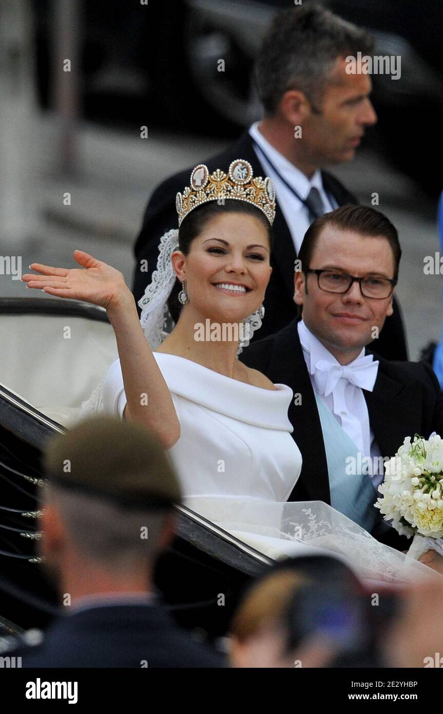 Il 2010 giugno la coppia di sposi Crown Princess, la principessa Vittoria di Svezia e il principe Daniele di Svezia si imbarca su una carrozza reale attraverso la città di Stoccolma, Svezia. Foto di Mousse-Nebinger-Orban/ABACAPRESS.COM Foto Stock