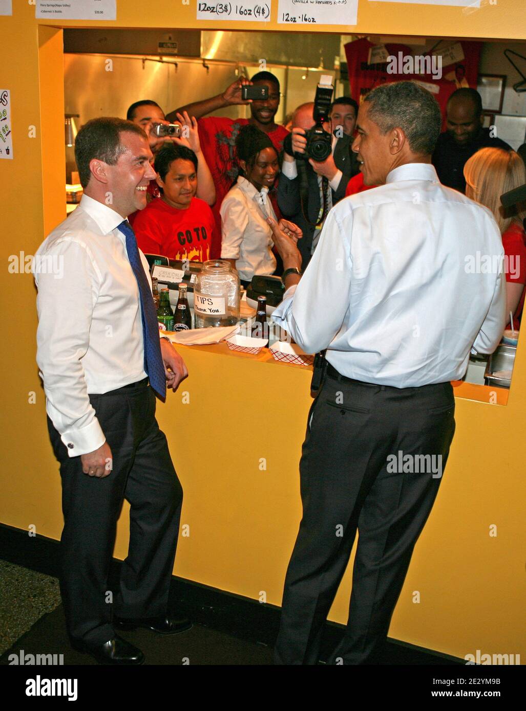 Il presidente DEGLI STATI UNITI Barack Obama e il presidente della Russia Dmitry Medvedev ordinano cheeseburgers e patatine fritte al Ray's Hell Burger di Arlington, VA, USA il 24 giugno 2010. Foto di Martin H. Simon/ABACAPRESS.COM Foto Stock