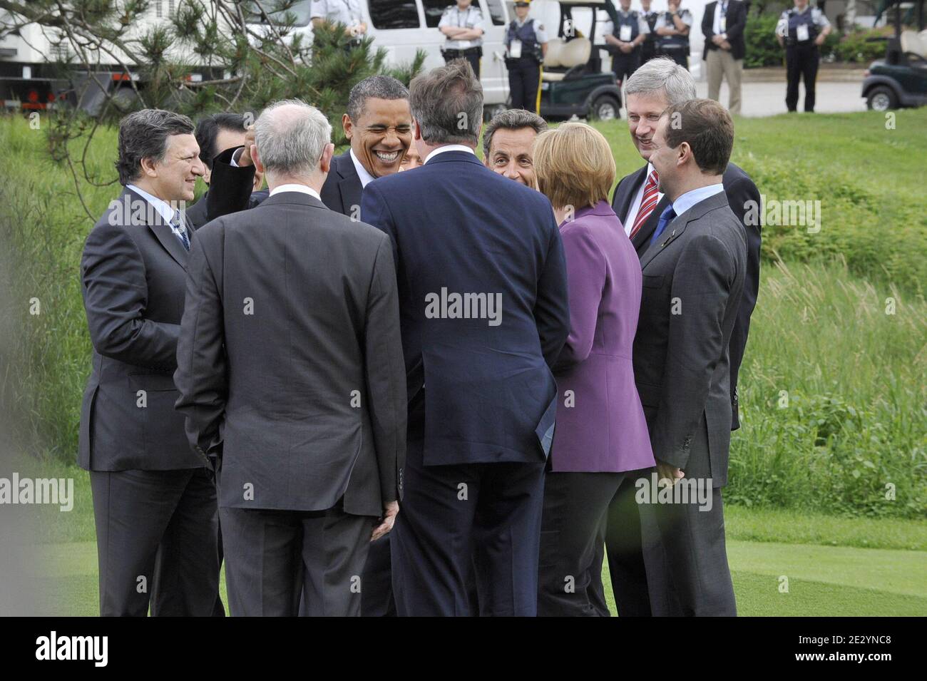 Capo della Commissione europea José Manuel Barroso, primo ministro giapponese Naoto Kan, primo ministro italiano Silvio Berlusconi, presidente americano Barack Obama, presidente francese Nicolas Sarkozy, primo ministro canadese Stephen Harper, presidente russo Dmitry Medvedev, cancelliere tedesco Angela Merkel, Il primo ministro britannico David Cameron e il presidente dell'Unione europea Herman Van Rompuy hanno parlato durante il vertice G8 del 2010 (gruppo di otto) al Deerhurst Resort di Muskoka, a Huntsville, Ontario, Canada, il 25 giugno 2010. Foto di Elodie Gregoire/ABACAPRESS.COM Foto Stock