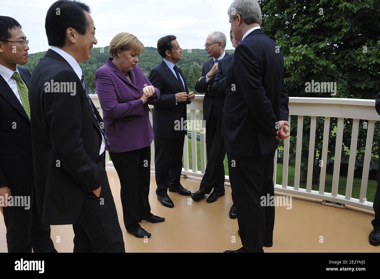 Il presidente francese Nicolas Sarkozy (C) parla con la cancelliera tedesca Angela Merkel, il primo ministro giapponese Naoto Kan, il primo ministro canadese Stephen Harper, il capo della Commissione europea José Manuel Barroso e il presidente dell'Unione europea Herman Van Rompuy durante il vertice G8 del 2010 "Gruppo degli otto" al Deerhurst Resort di Muskoka, a Huntsville, Ontario, Canada, il 25 giugno 2010. Foto di Elodie Gregoire/ABACAPRESS.COM Foto Stock