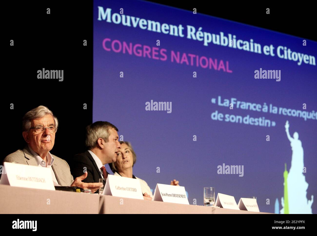 Presidente onorario del movimento Republicain et Citoyen (MRC), Jean-Pierre Chevenement, nuovo presidente del MRC, Jean-Luc Laurent e membro del Consiglio di Stato e nuovo vicepresidente del MRC, Marie-Fran Foto Stock