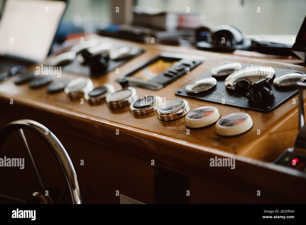 i controlli in cabina del capitano di una nave a bilbao Foto Stock