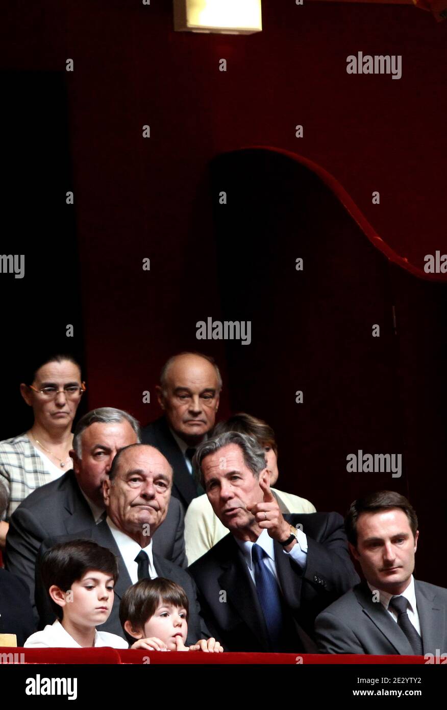 L'ex presidente Jacques Chirac assiste al tributo ritornato a Henri Cuq all'Assemblea nazionale affiancato gli ex presidenti dell'Assemblea Gerard Larcher e Jean-louis Debre, la vedova, il figlio e i figli di Henri Cuq, il 29 giugno 2010 a Parigi. Foto di Stephane Lemouton/ABACAPRESS.COM Foto Stock