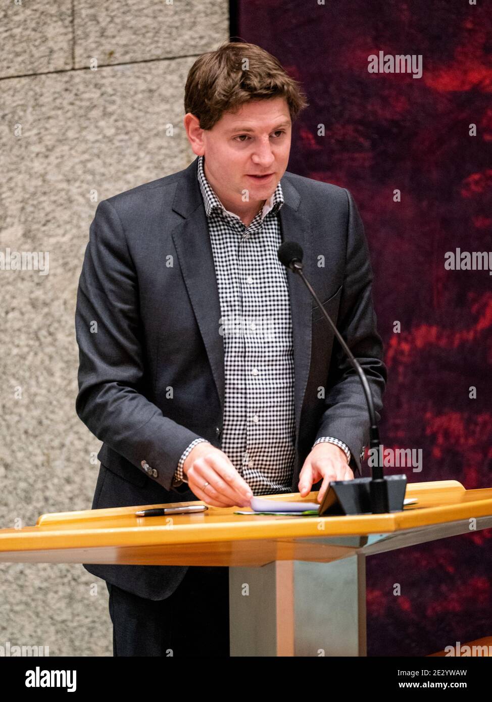 L'AIA, PAESI BASSI - GENNAIO 12: Jan Paternotte del D66 visto durante il dibattito in plenaria al parlamento di Tweede kamer il 12 gennaio 2021 nell'ha Foto Stock