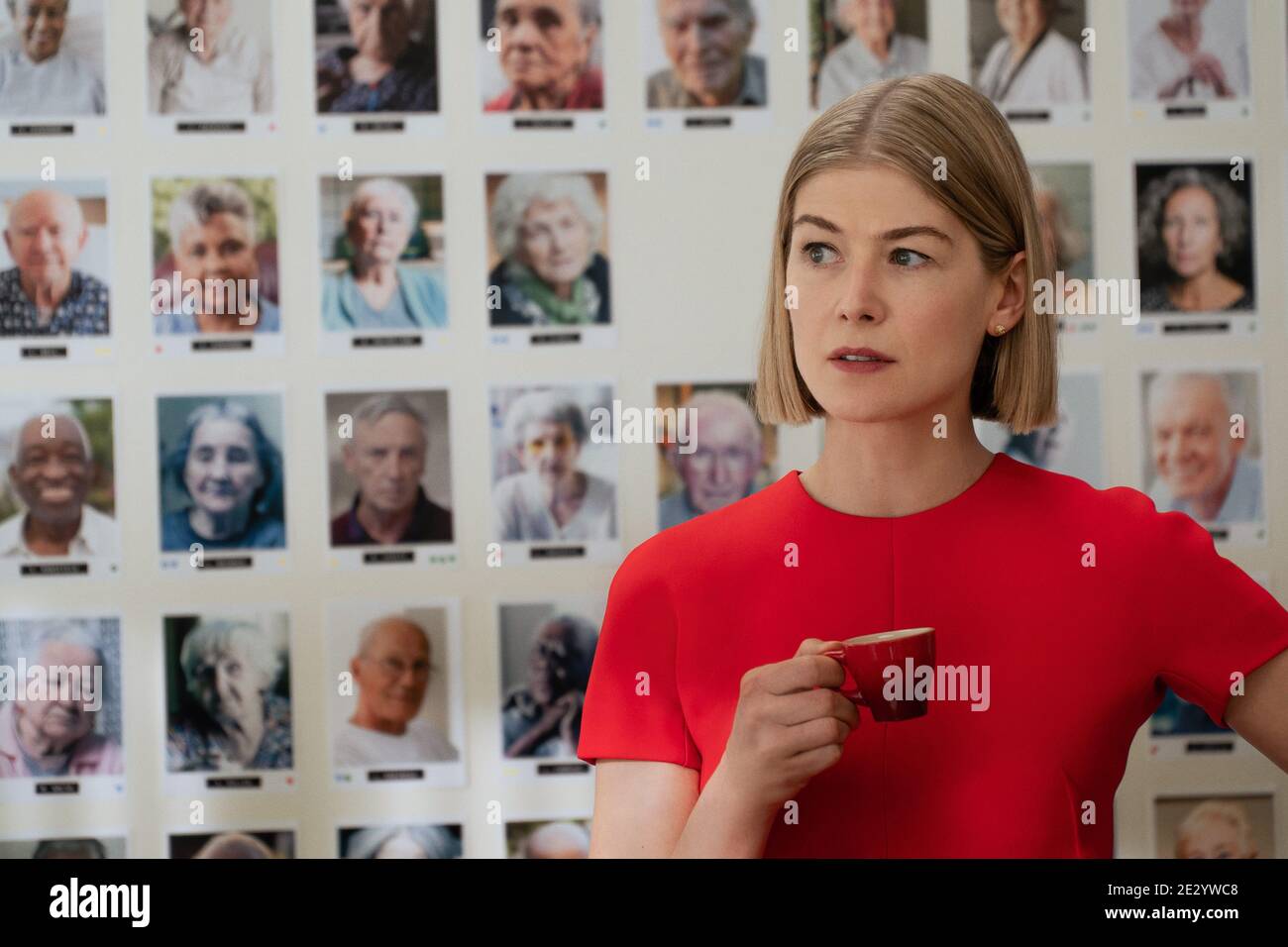 DATA DI RILASCIO: 19 febbraio 2021 TITOLO: I Care a Lot CASA DI PRODUZIONE: Netflix REGISTA: J Blakeson TRAMA: Un tutore legale accorto che prosciuga il risparmio dei suoi reparti anziani incontra la sua partita quando una donna che cerca di truffare risulta essere più di quanto lei prima appare. CON LA STELLA: ROSAMUND PIKE come Marla Grayson. (Immagine di credito: © Netflix/immagini di intrattenimento) Foto Stock