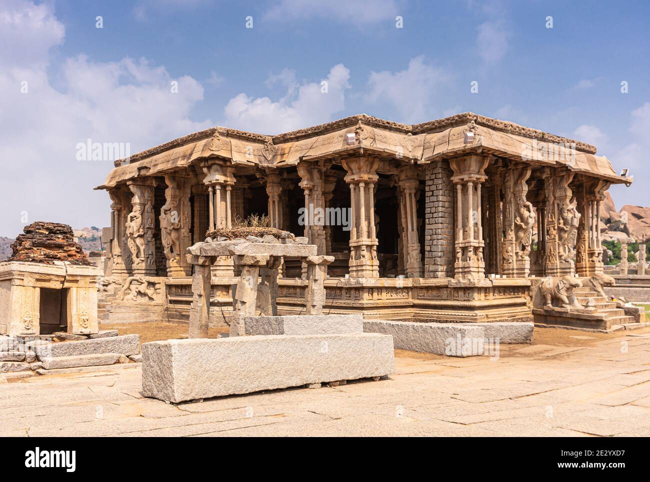 Hampi, Karnataka, India - 5 novembre 2013: Tempio Vijaya Vitthala. Più piccolo lato marrone mandapam sala con scalini elefante e colonne scolpite un Foto Stock