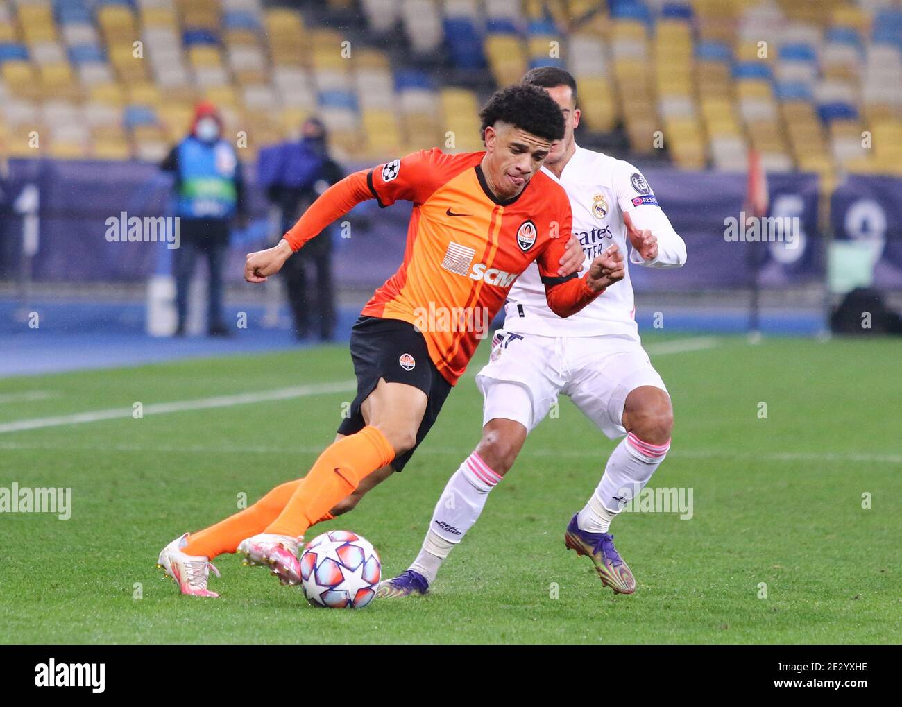 KYIV, UCRAINA - 1 DICEMBRE 2020: Taison of Shakhtar Donetsk combatte per una palla con Lucas Vazquez del Real Madrid durante la loro partita della UEFA Champions League allo stadio NSC Olimpiyskyi. Shakhtar ha vinto 2-0 Foto Stock